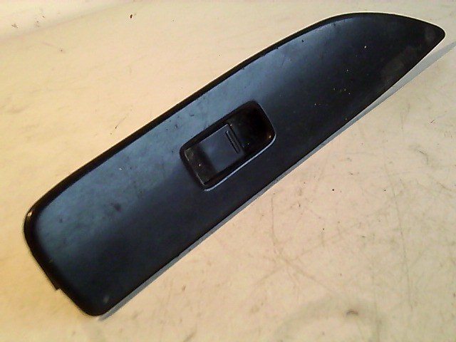 SUZUKI SWIFT 89-96 JOBB ELSŐ ABLAKEMELŐ KAPCSOLÓ 1. kép