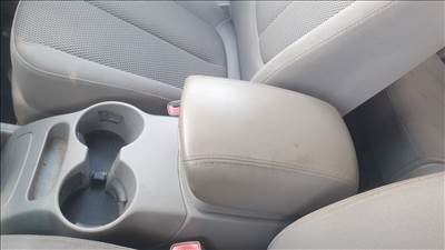 Kia Carens II könyöklő 