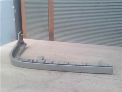 MITSUBISHI L300 Jobb fényszóró alatti bajusz díszléc