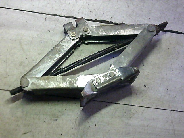 DAIHATSU APPLAUSE Autóemelő 1. kép