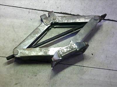 DAIHATSU APPLAUSE Autóemelő