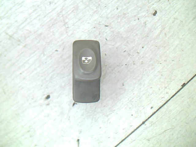 RENAULT TWINGO 98-07 Jobb első ablakemelő kapcsoló 1. kép