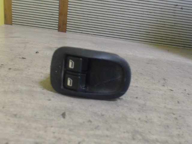 PEUGEOT 206 Bal első ablakemelő kapcsoló 1. kép