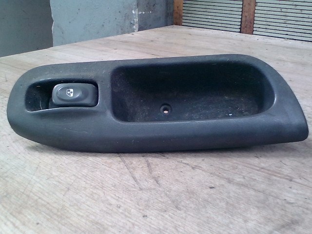 RENAULT MEGANE SCENIC 99-03 Jobb első ablakemelő kapcsoló 1. kép