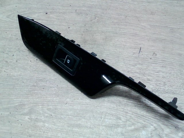 TOYOTA C-HR 16.09.01-19.09.30 Jobb első ablakemelő kapcsoló 1. kép