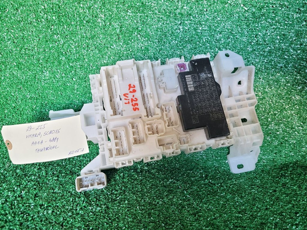 SUZUKI VITARA Biztosítéktábla Utastér AA1A4881 1. kép