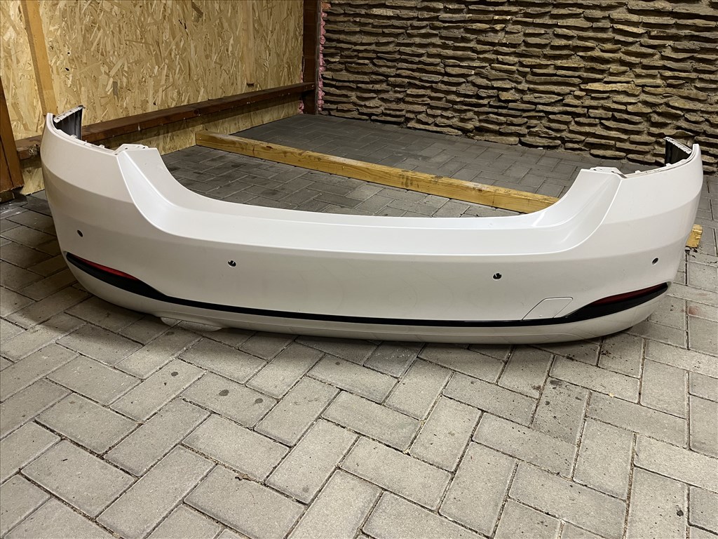 Sérülésmentes, gyári, 4-es BMW hátsó lökhárító 1. kép