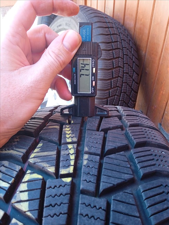 gyári 17 collos AUDI Q3 F3 alufelnik újszerű téligumikkal 9. kép