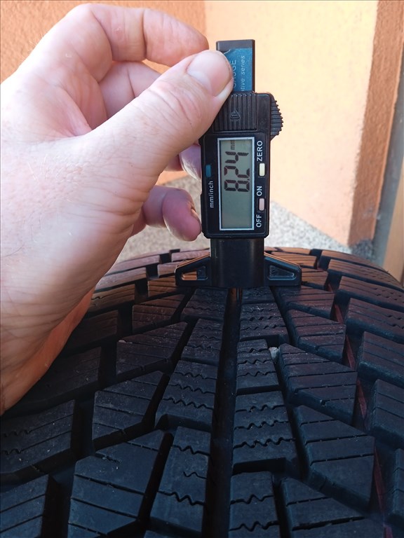 gyári 17 collos AUDI Q3 F3 alufelnik újszerű téligumikkal 10. kép