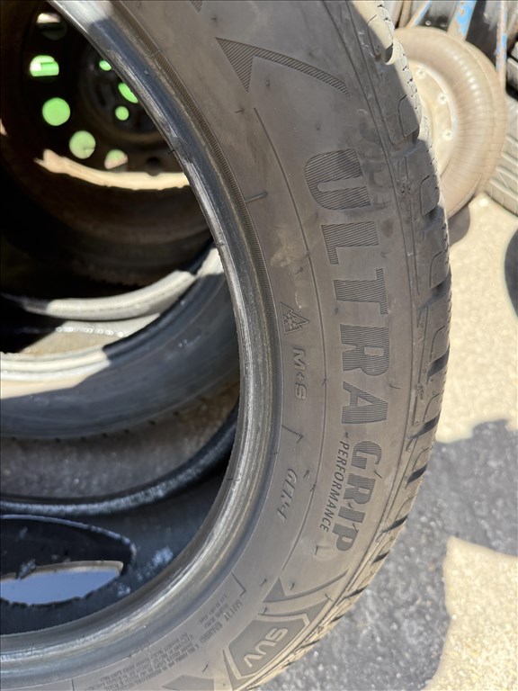 225/5519" használt Goodyear téli gumi gumi 2. kép