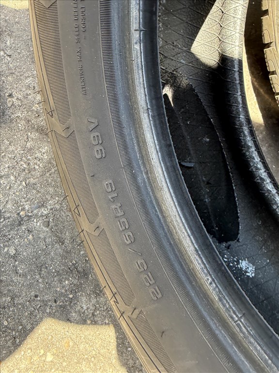  225/5519" használt Goodyear téli gumi gumi 3. kép