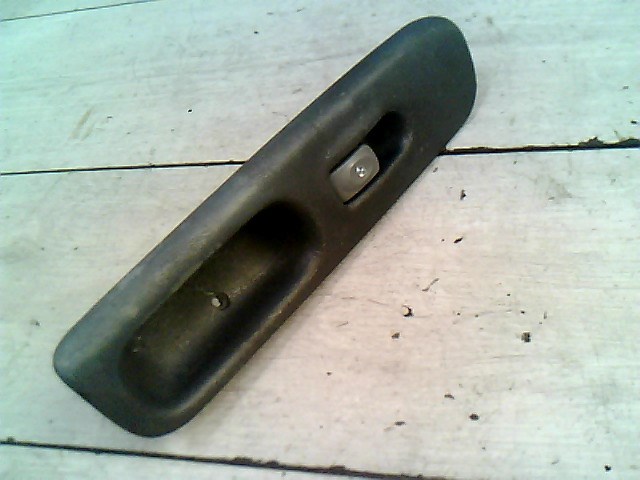 RENAULT TWINGO 98-07 Jobb első ablakemelő kapcsoló 1. kép