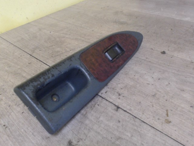 TOYOTA AVENSIS 97-00 Jobb első ablakemelő kapcsoló 1. kép