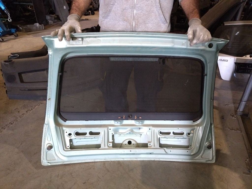 Opel Corsa C csomagtérajtó üresen 2. kép