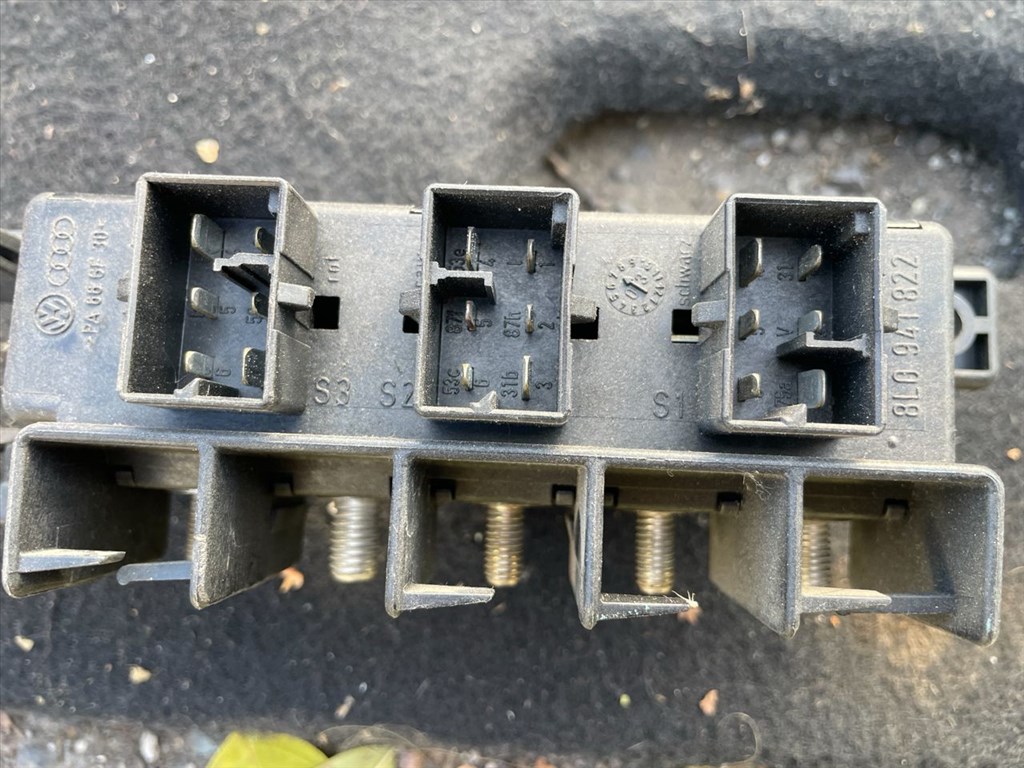 Volkswagen Golf IV Biztosítéktábla Motortér 8l0941822 150304172538 2. kép