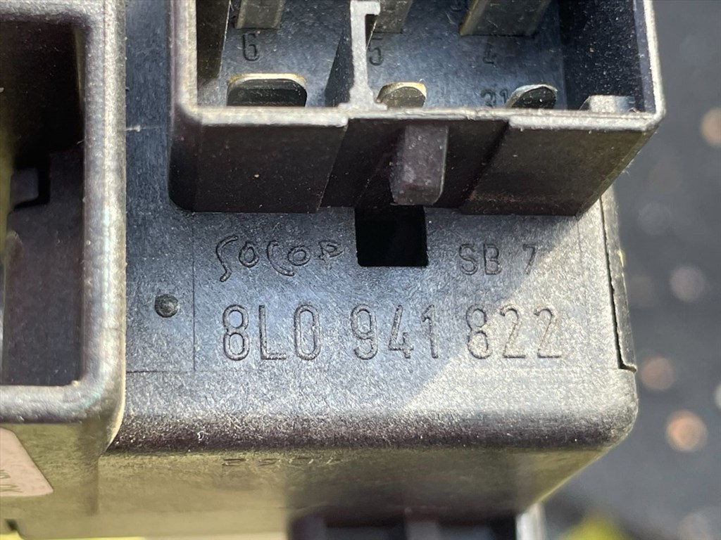 Volkswagen Golf IV Biztosítéktábla Motortér 8l0941822 150304172538 3. kép