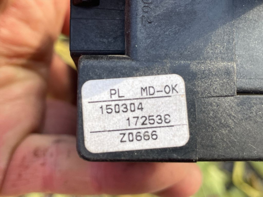 Volkswagen Golf IV Biztosítéktábla Motortér 8l0941822 150304172538 4. kép