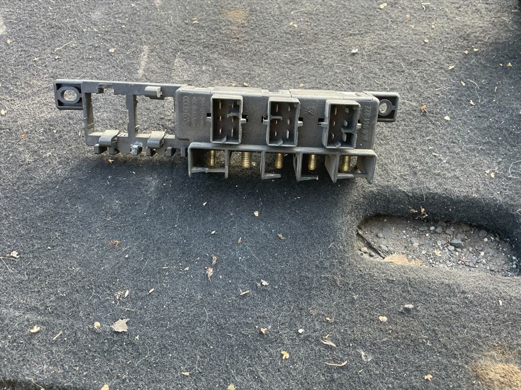 Volkswagen Golf IV Biztosítéktábla Motortér 8l0941822 150304172538 5. kép