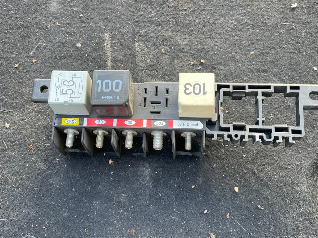 Volkswagen Golf IV Biztosítéktábla Motortér 8l0941822 150304172538 1. kép