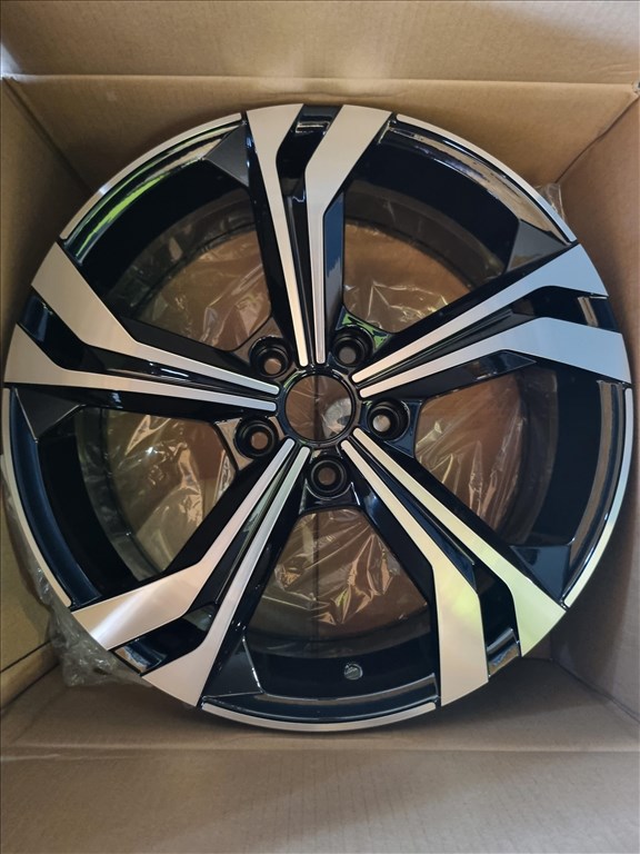  5x114.3 lyukosztású 7JJ 18" új Silverline alufelni 1. kép