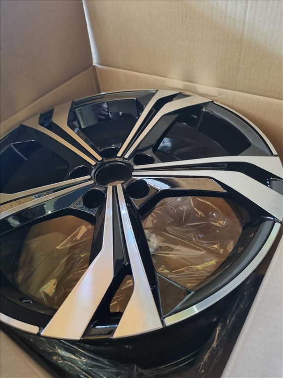  5x114.3 lyukosztású 7JJ 18" új Silverline alufelni 2. kép