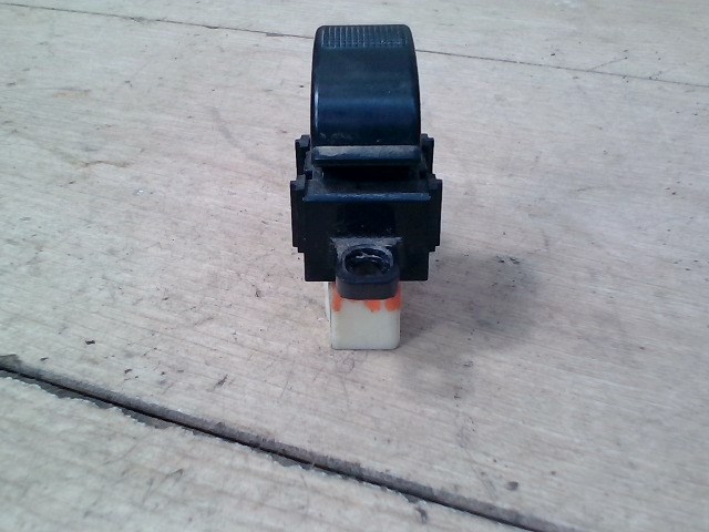 MAZDA 6 02-05 Jobb első ablakemelő kapcsoló 1. kép