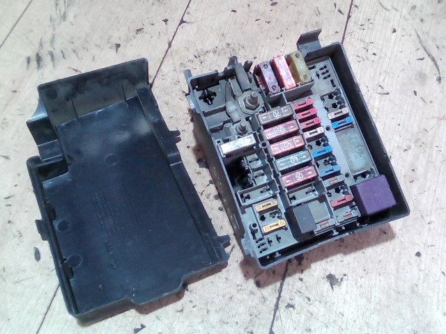 PEUGEOT PARTNER -02 Biztosítéktábla BCM BSI BSM SAM GEM modul Motortér 1. kép