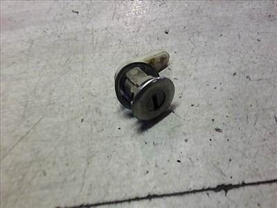 DACIA LOGAN 04.11-08.06 Csomagtérajtó dugózár