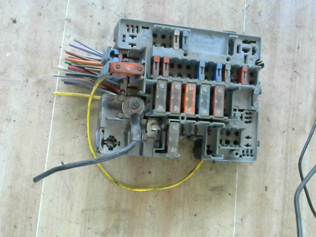 PEUGEOT PARTNER -02 Biztosítéktábla BCM BSI BSM SAM GEM modul Motortér 1. kép