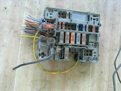 PEUGEOT PARTNER -02 Biztosítéktábla BCM BSI BSM SAM GEM modul Motortér