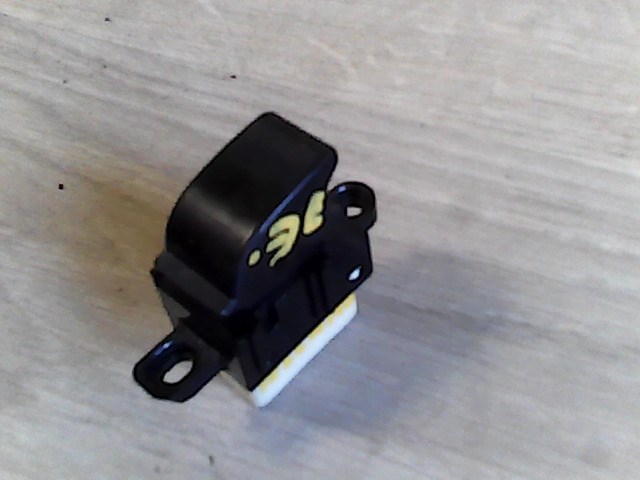 MAZDA 6 02-05 Jobb első ablakemelő kapcsoló 1. kép