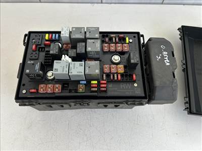 Opel Astra J Biztosíték tábla motortér  13343765rw