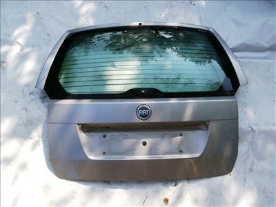 202282 Fiat Idea 2003-2012 csomagtérajtó, a képen látható sérüléssel