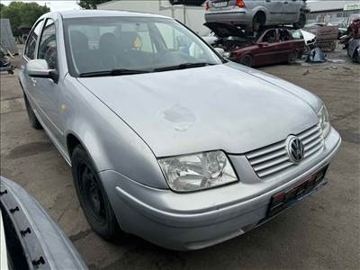 Volkswagen Bora 1.6 -AKL- bontott alkatrészei