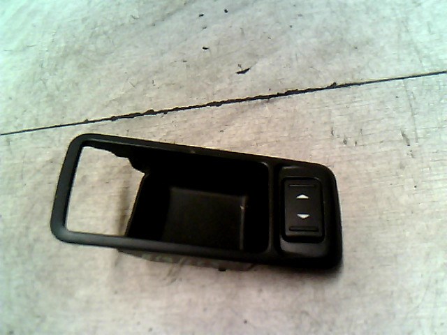 FORD C-MAX 03.06-07.03 Jobb hátsó ablakemelő kapcsoló 1. kép