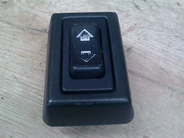 LANDROVER DISCOVERY I. 94-99 Bal hátsó ablakemelő kapcsoló 1. kép