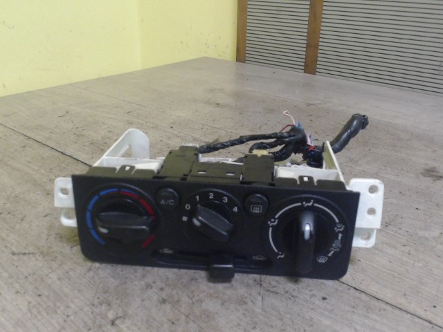 MAZDA DEMIO 98.08-00.05 Fűtés vezérlő panel 1. kép