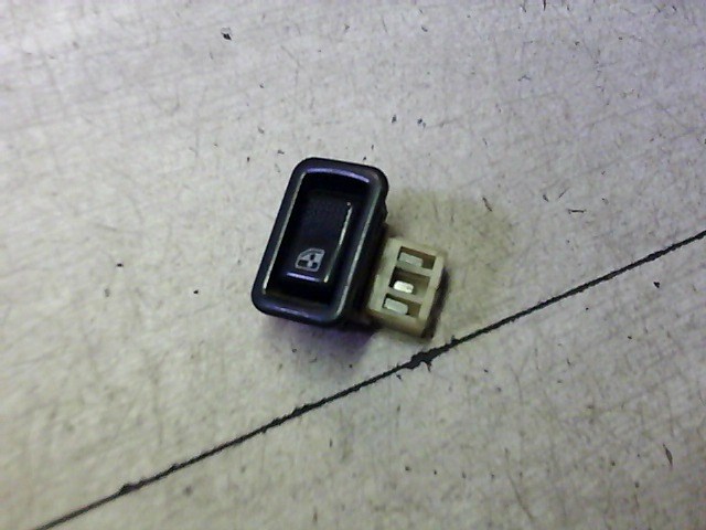 MITSUBISHI LANCER 88-92 Bal hátsó ablakemelő kapcsoló 1. kép