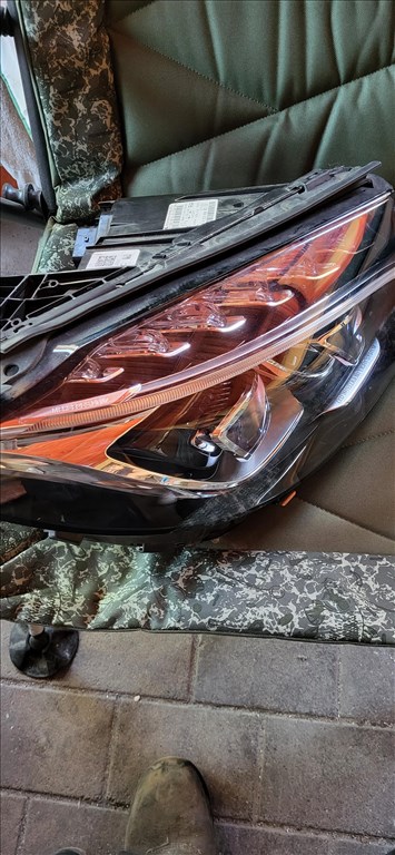 Mercedes C-osztály W205 Jobb első fènyszóró a205906 1. kép