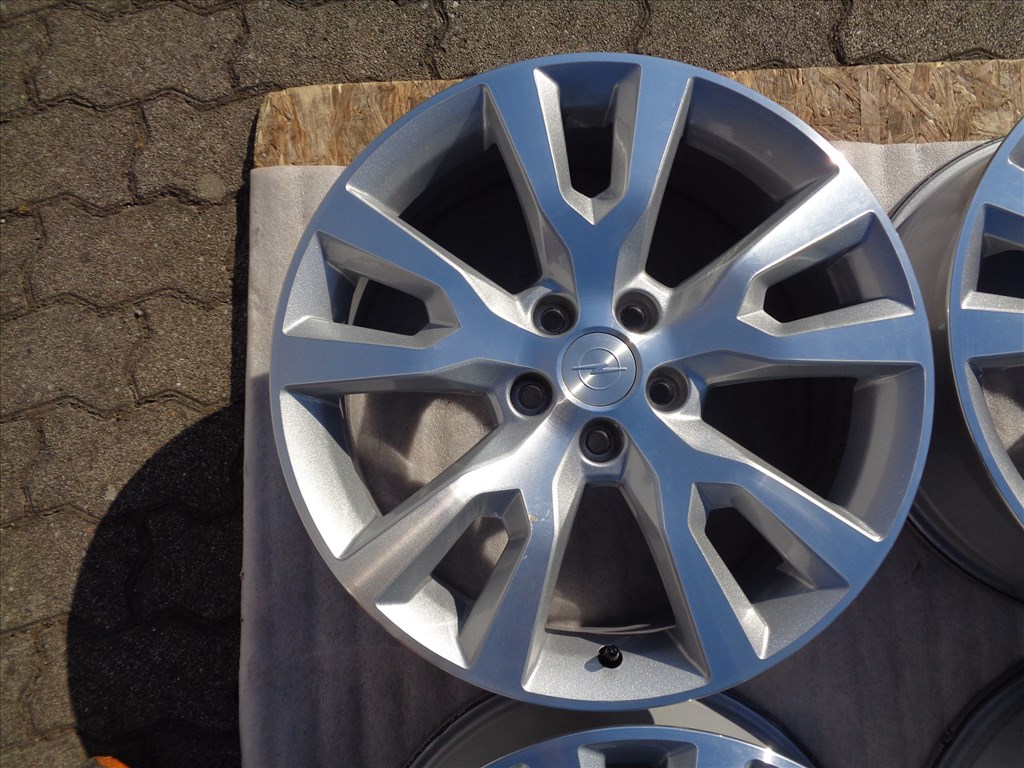 Opel gyári alufelni 19-es, 5×115-ös osztóval szenzorral, mint az új eladó.  2. kép