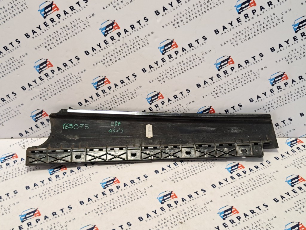 BMW E87 jobb hátsó fekete ajtó külsõ oszlop takaró léc díszléc dekorléc oszloptakaró borítás 3. kép