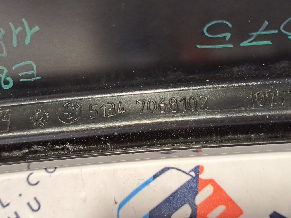 BMW E87 jobb hátsó fekete ajtó külsõ oszlop takaró léc díszléc dekorléc oszloptakaró borítás 4. kép