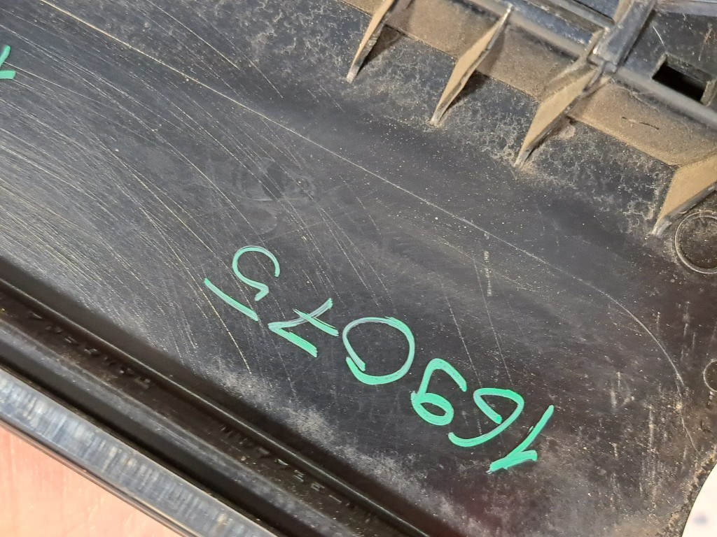 BMW E87 jobb hátsó fekete ajtó külsõ oszlop takaró léc díszléc dekorléc oszloptakaró borítás 5. kép