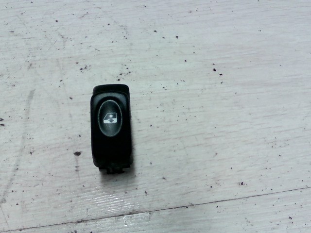 RENAULT MEGANE SCENIC 97-99 Bal első ablakemelő kapcsoló 1. kép