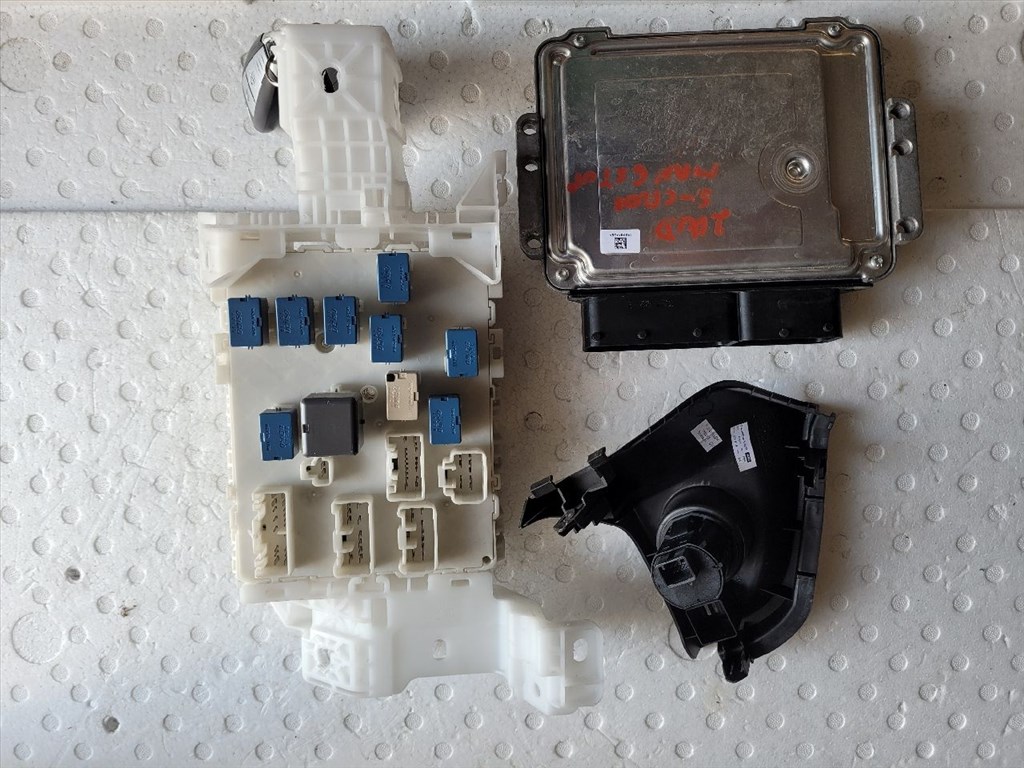 SUZUKI SX4 S-Cross II Biztosítéktábla Utastér 3391060R00 aa1a4881 2. kép