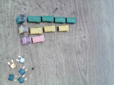 MAZDA MPV 99-05 Biztosíték