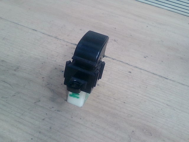 MAZDA 6 02-05 Jobb első ablakemelő kapcsoló 1. kép