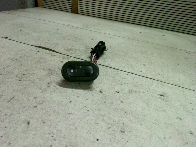 DAEWOO ESPERO Bal hátsó ablakemelő kapcsoló 1. kép