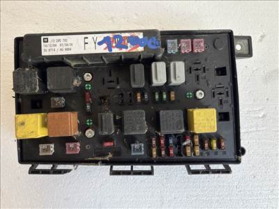 Opel Astra H 2004-2010 Motortéri biztosítéktábla 13205782