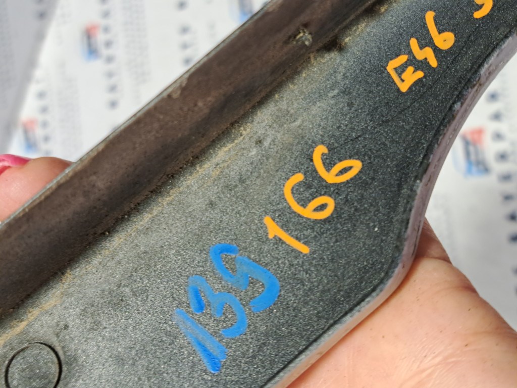 BMW E46 coupe cabrio ezüst szürke titansilber titansilver jobb bajuszléc - hiányos  6. kép